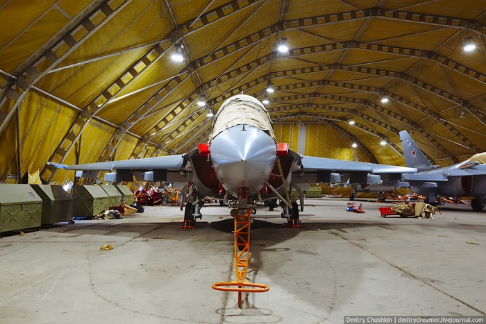 Bên trong nhà chứa máy bay Yak-130, cơ sở vật chất của nhà trường